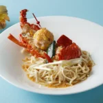 松輪産伊勢海老と香港イーフー麺の特製ガーリックソース煮