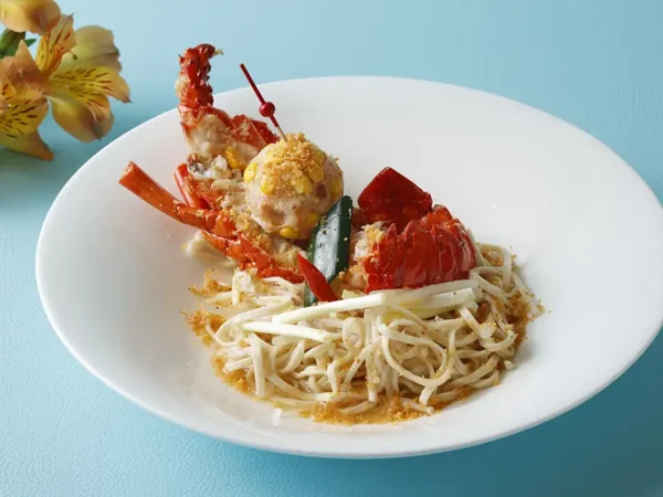 松輪産伊勢海老と香港イーフー麺の特製ガーリックソース煮
