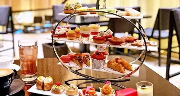 アフタヌーンティースタンドでスイーツをご提供